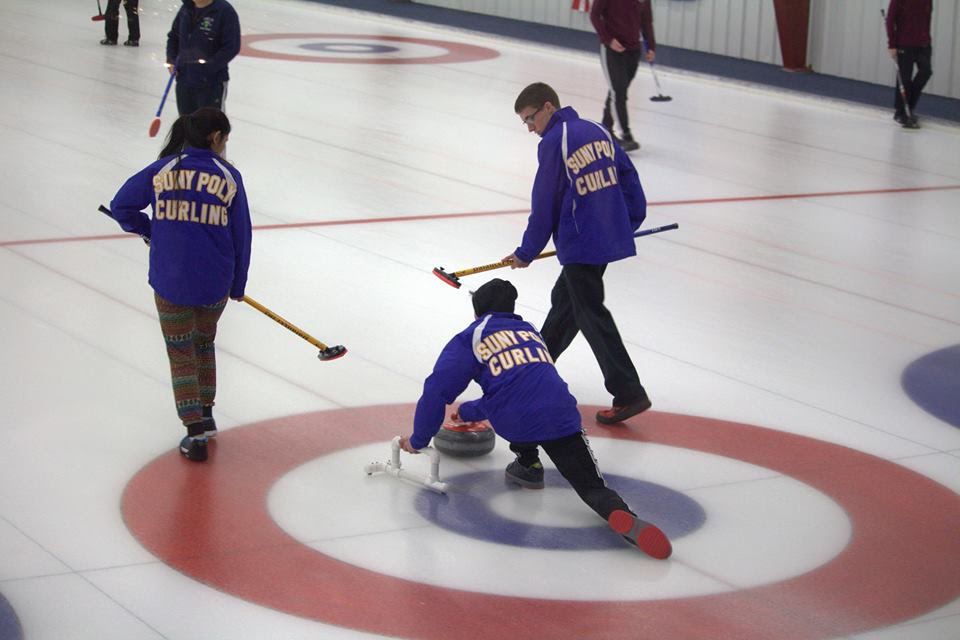 suny-poly-curling-club-in-action